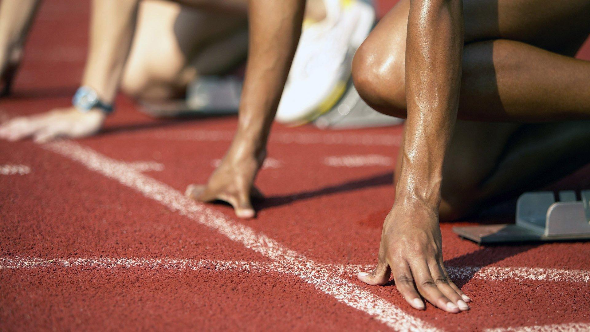 百米飞人巅峰对决 新星闪耀打破纪录