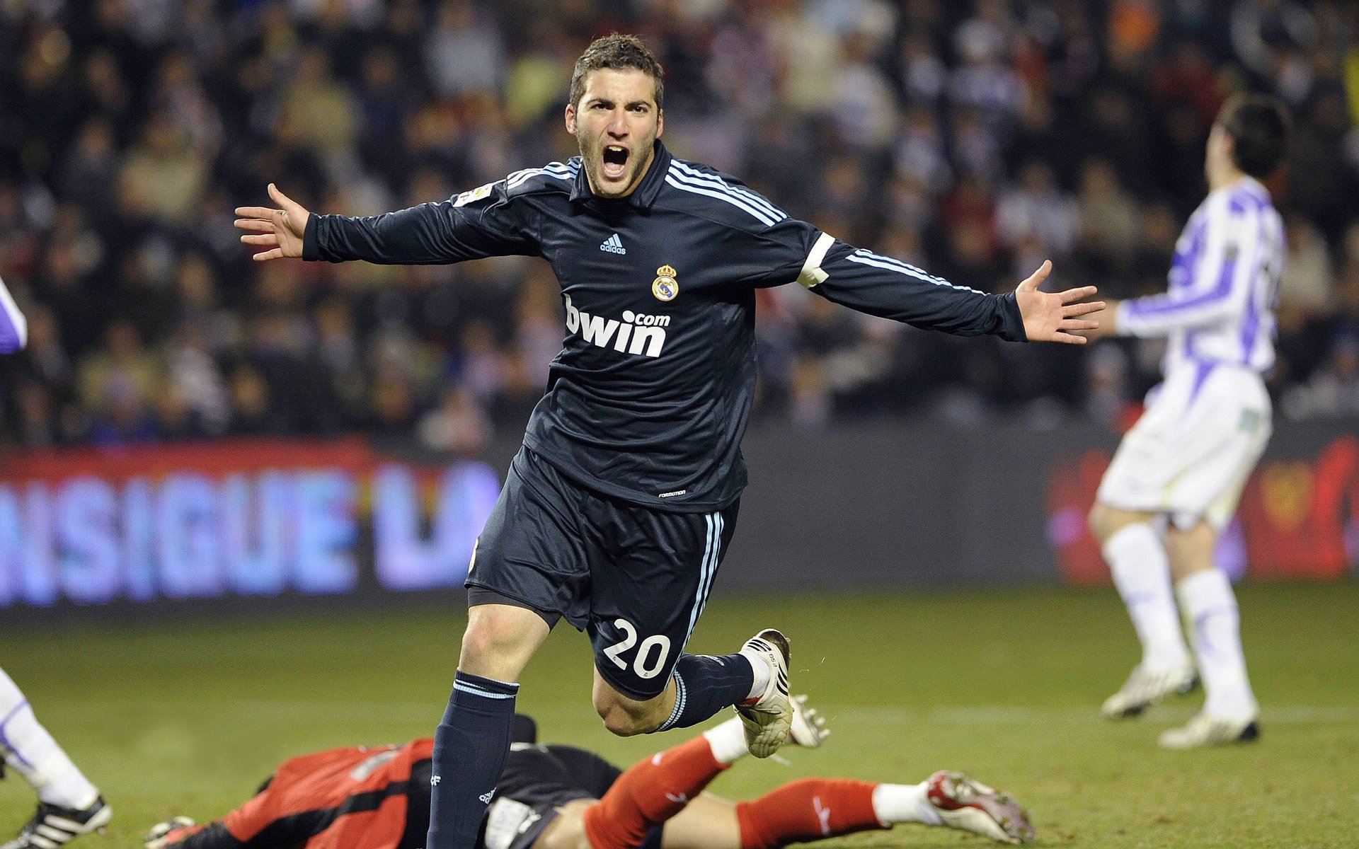 纳达尔关键破发点力挽狂澜 挺进法网半决赛