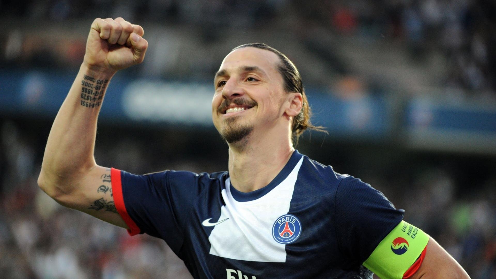 国际帆船赛激战正酣,顶尖选手逐浪争锋